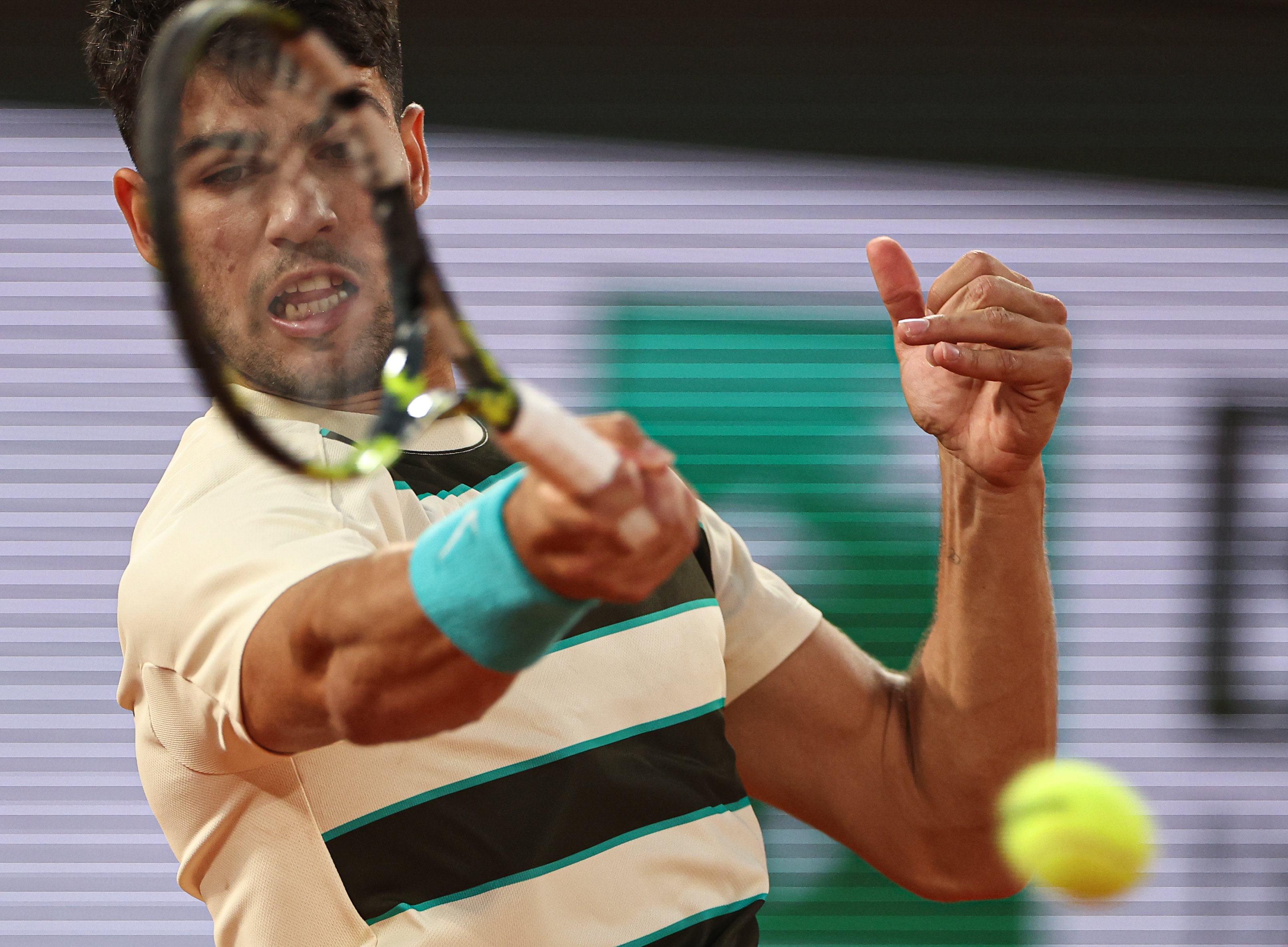 法网险胜拉沃尔杯，阿尔卡拉斯关键制胜