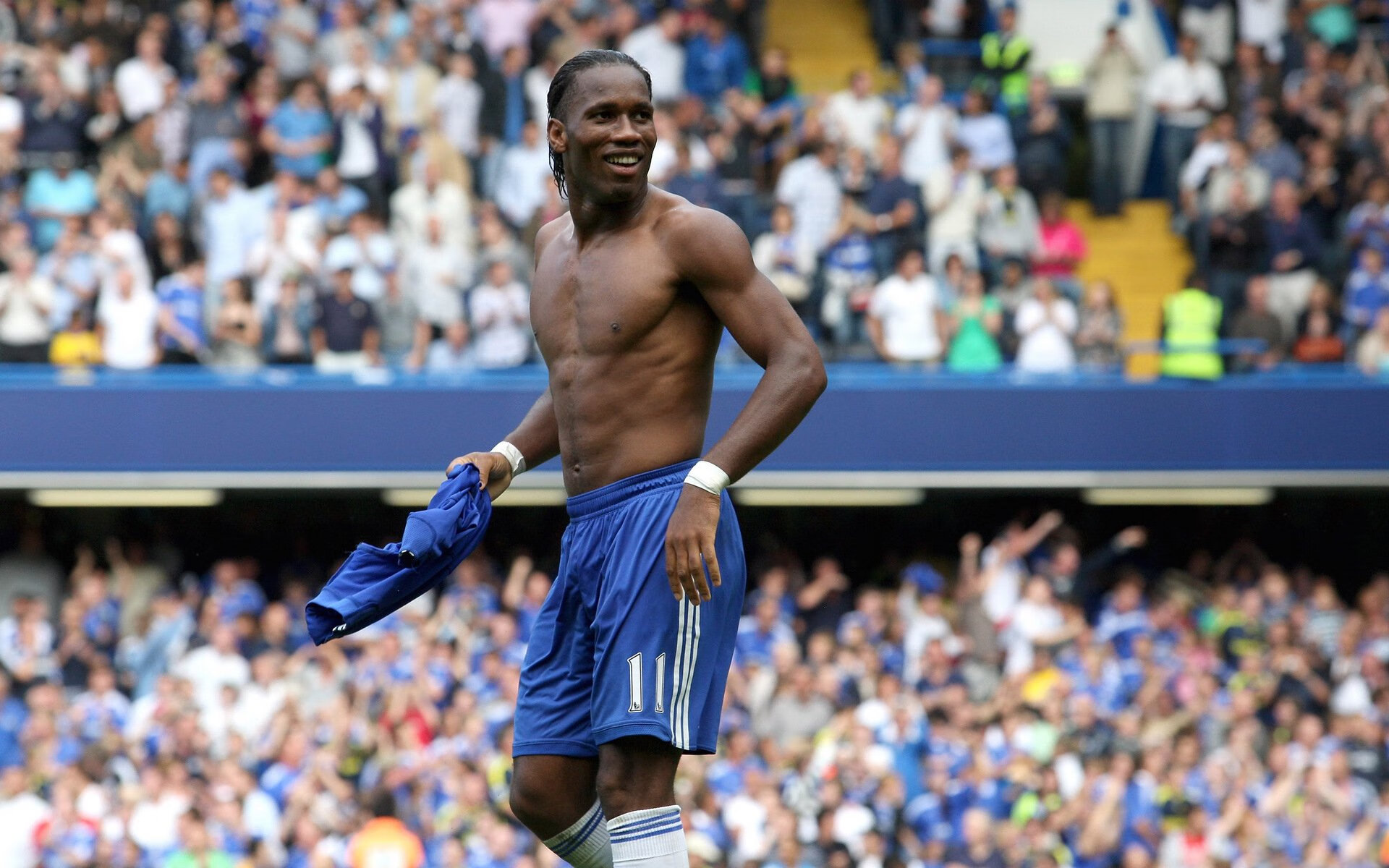 F1街道赛之夜，莱万全程高能输出，引擎轰鸣中的足球启示录